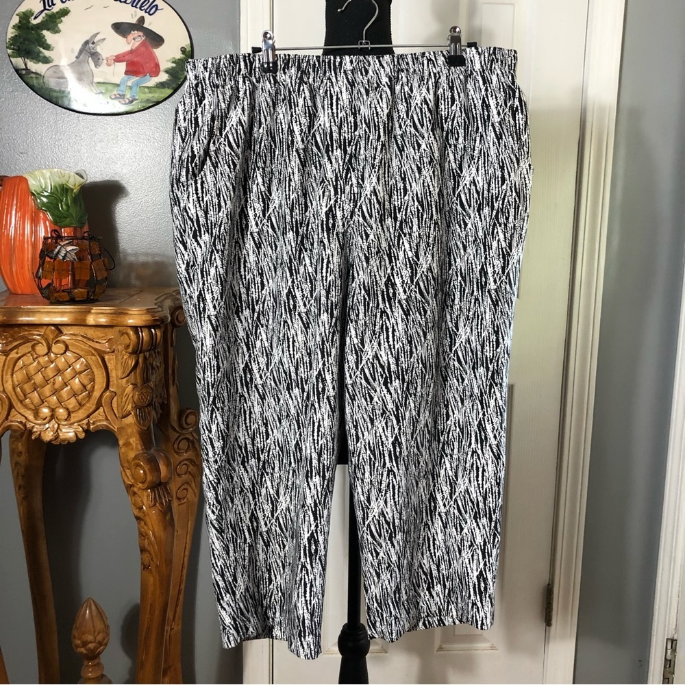 Kim Rogers Size 18 Black and White Print Pull On Capris